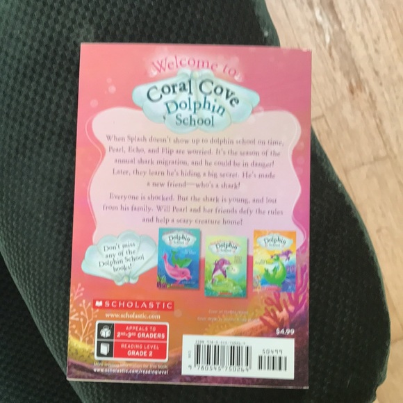 Dolphin school splash’s secret friend by Catherine Hapka - Picture 2 of 11